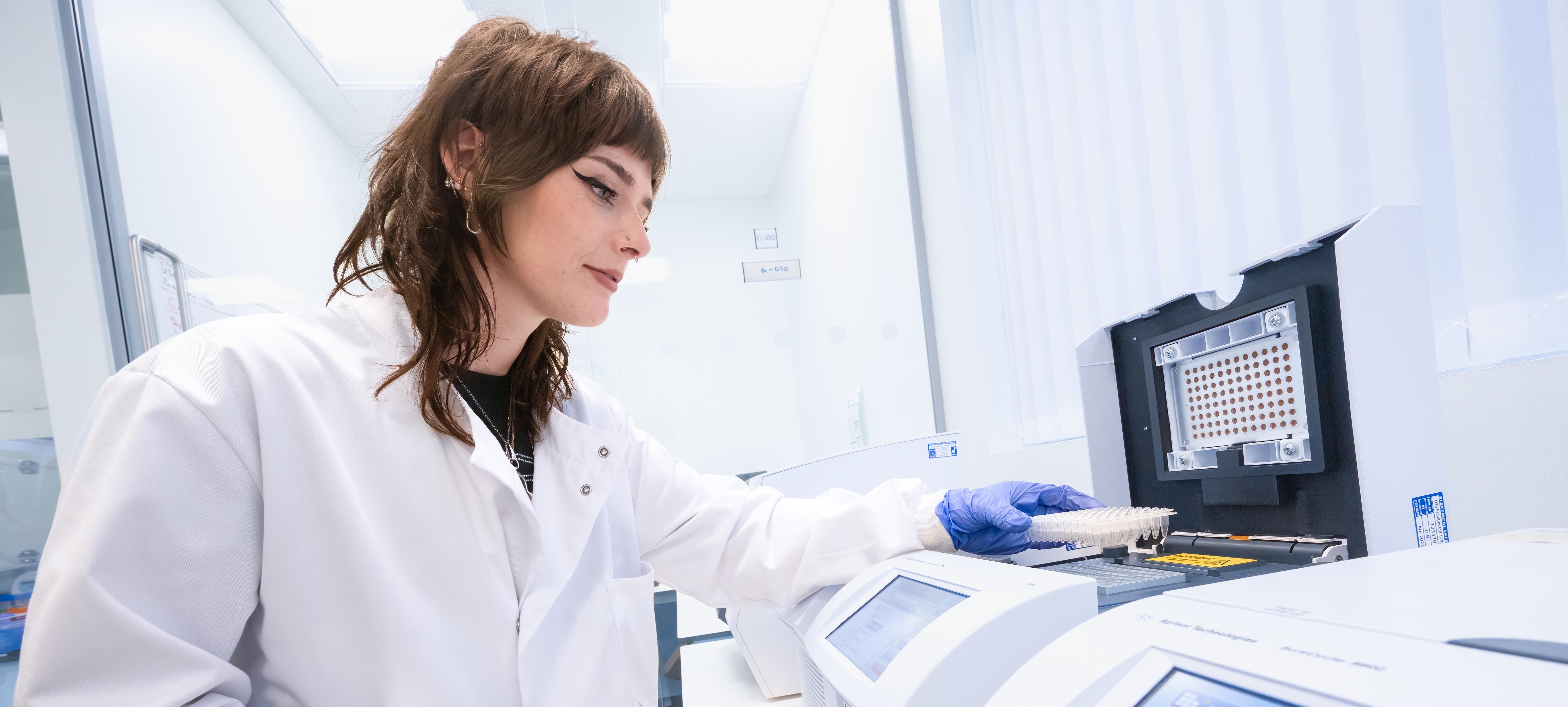 A female research in a laboratory.