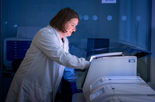 A female researcher in a laboratory using genetic sequencing technology.